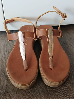 Amelia leather sandals size 39 like new, tan with gold details