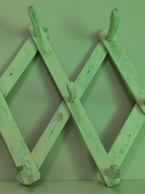 Vintage wooden wall hanger with 7 hooks, rustic style