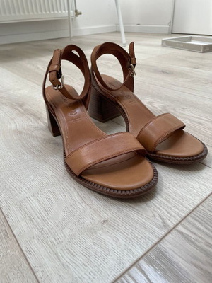 Tamaris sandals new, size 40, brown with low heel and ankle strap