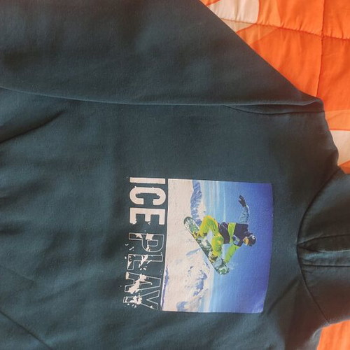 Boy's sweatshirt 6 years like new, with hood and pockets green