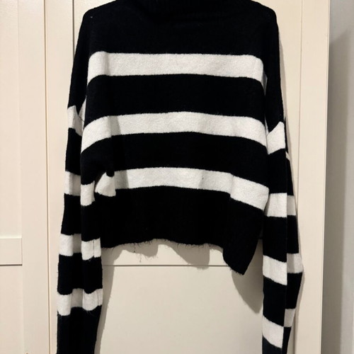 Turtleneck crop sweater black and white like new, size XL