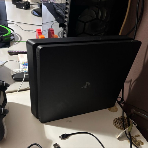 PlayStation 4 used with 500GB, game, controller and stands