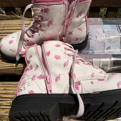 Boots Elsa size 32 like new