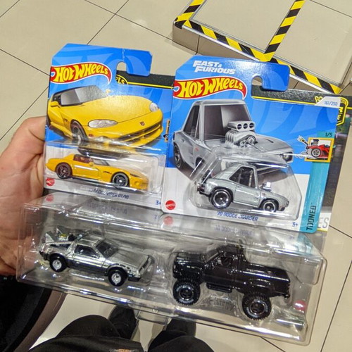 Hot Wheels Viper Cabrio, '70s Dodge Charger and Back to the Future set like new