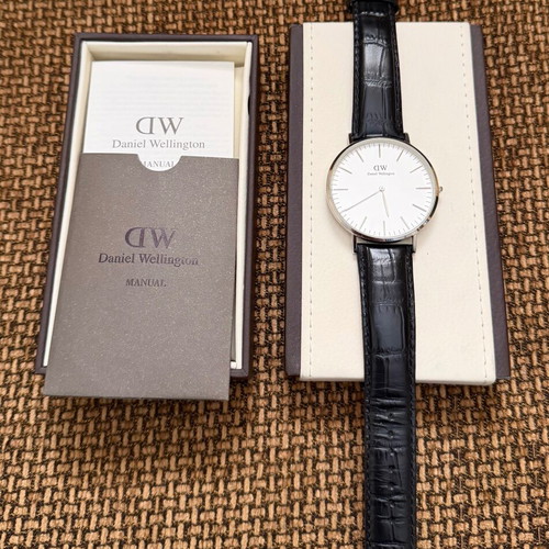 Daniel Wellington watch like new with leather strap and new battery