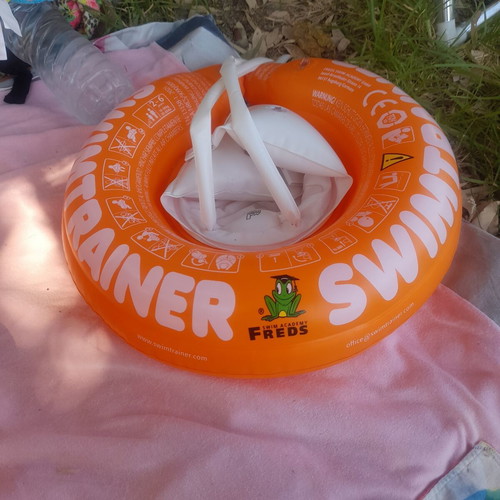 Swimtrainer flotation device like new for ages 2 to 6, 15 to 30 kg