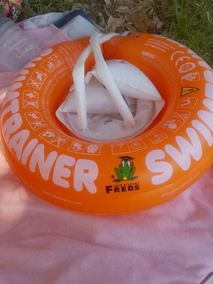 Swimtrainer flotation device like new for ages 2 to 6, 15 to 30 kg