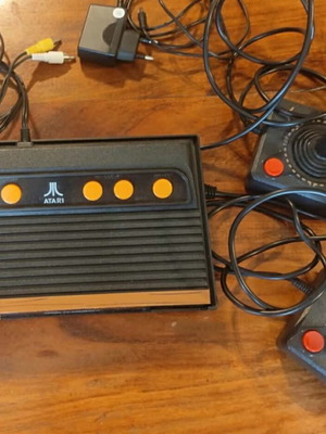 Atari Flashback console like new with two controllers and many games