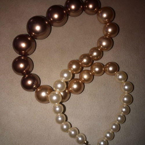 Pearl necklace used in earthy tones with three sizes