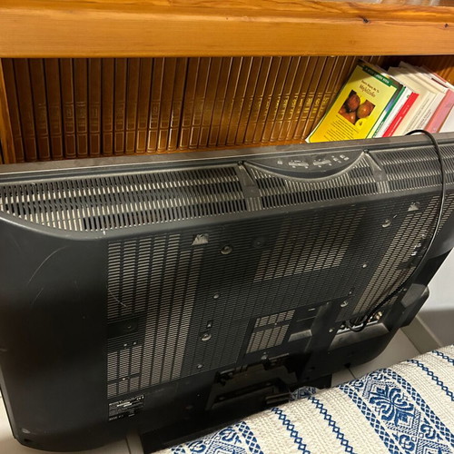 Sony LCD color TV KDL-40D3500 used