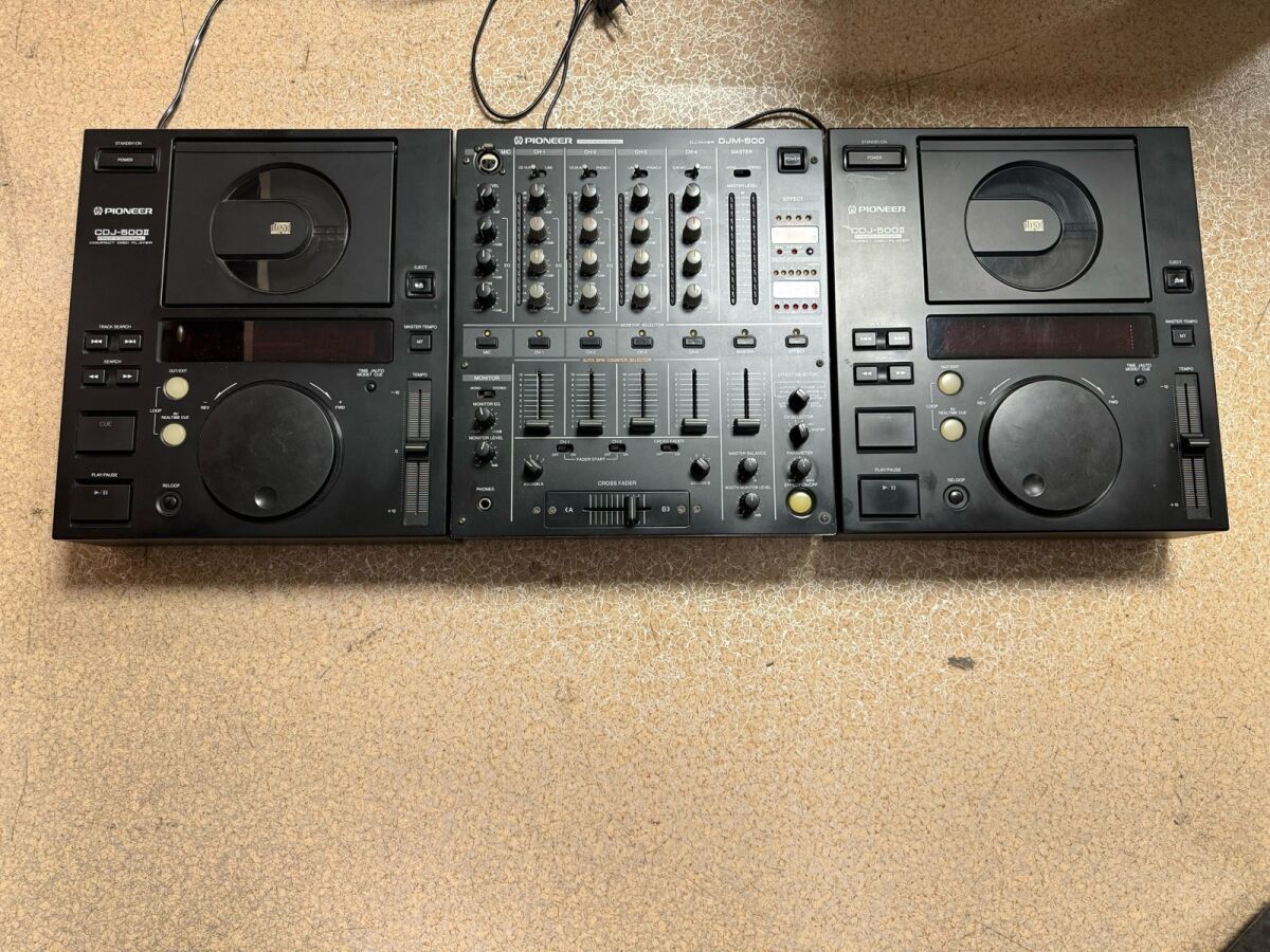 Pioneer DJ 2X CDJ-500II and DJM-500… - € 1.999,00 - Vendora.cy