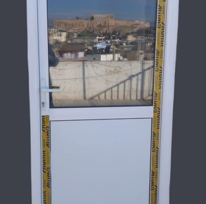 Πόρτα αλουμινίου με ταμπλα μισή τζάμι 80χ210