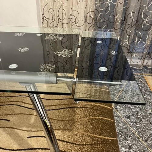 Dining table like new, extendable up to 3 meters