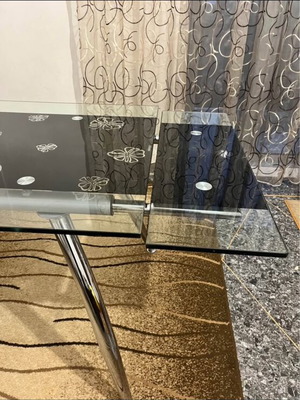 Dining table like new, extendable up to 3 meters