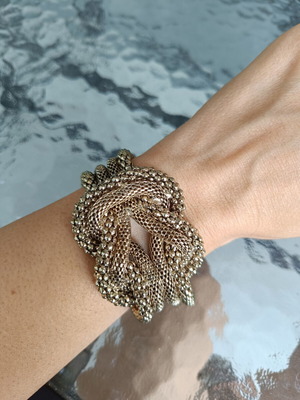 Wrist bracelet in very good condition, gold color