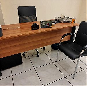 Γραφείο + Ξύλινη Συρταριέρα + 2 Μαύρες Καρέκλες