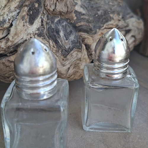 Salt and cinnamon shakers like new, set of 4, square with inox head