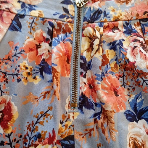 Strativarius floral mini skirt like new, size 38