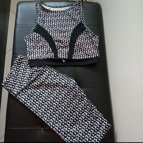 Sinsay Gym Set crop top small and leggings medium like new black white