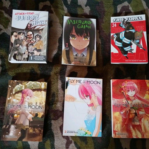 Manga collection like new with cup, volumes from various series