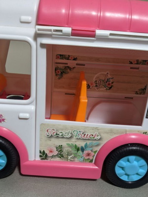 Tiffany's World food truck toy used with sounds