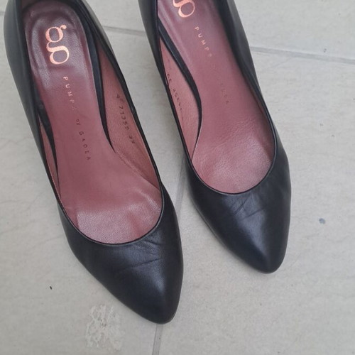 G Pumps by Gadea black leather pumps size 39 like new