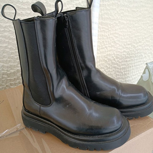 Women's boots size 40 used, black, lightly worn
