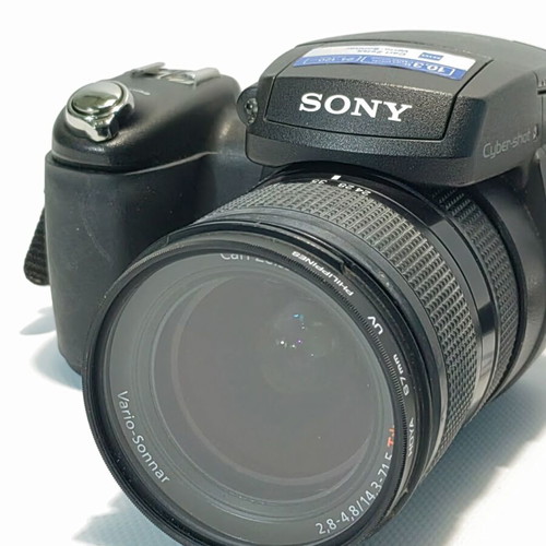 Sony Cyber-shot DSC-R1 camera with Carl Zeiss Vario-Sonnar T lens used
