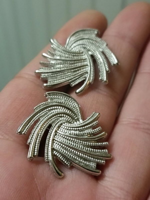 Women's lightweight stainless steel earrings small size new