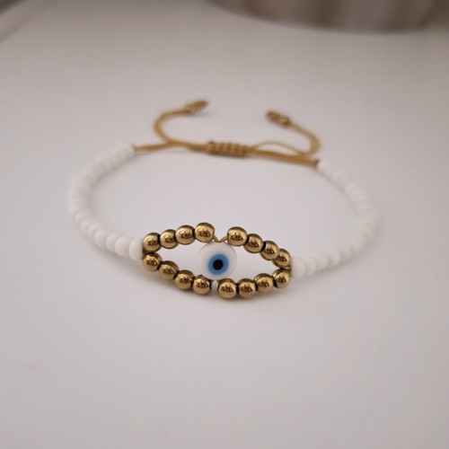 Handmade bracelet with white and gold beads, eye design, adjustable