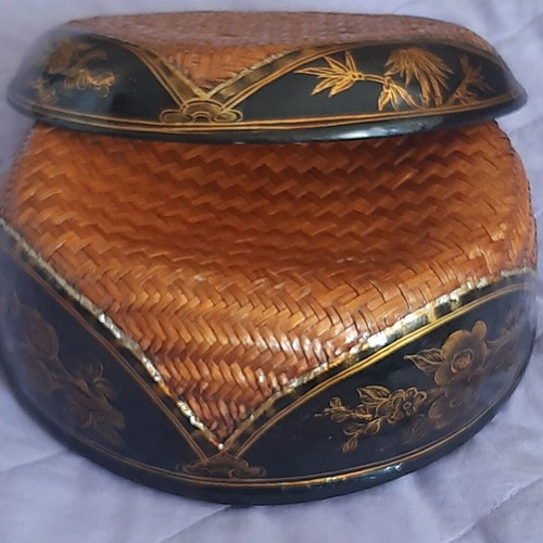 Japanese basket used, made of bamboo and black lacquer, hand-painted