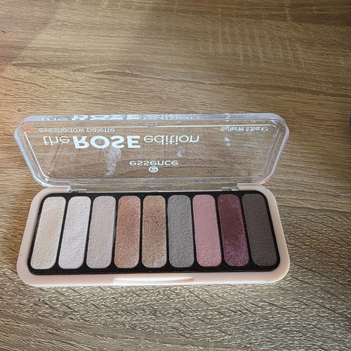 Essence The Rose Edition Eyeshadow Palette used
