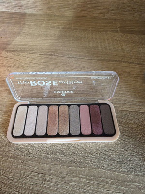 Essence The Rose Edition Eyeshadow Palette μεταχειρισμένο