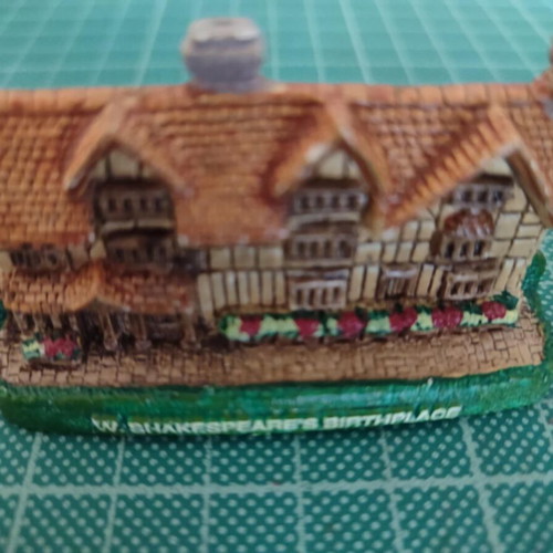 Decorative magnet house UK like new