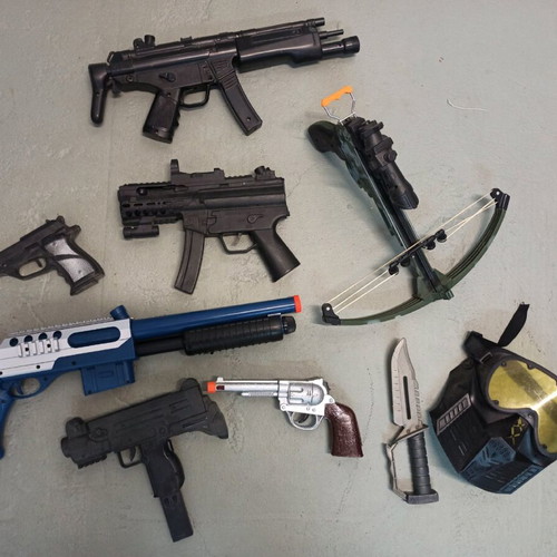 Children's toy weapons used, 7 weapons, knife, mask and 2 vests gift