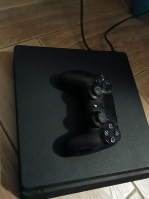 PlayStation 4 Slim 500 GB like new with controller