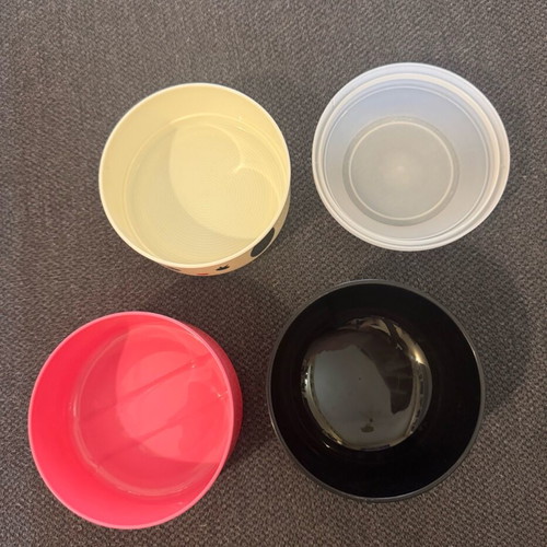 Geisha plastic food set like new, 3 containers with lid and elastic band