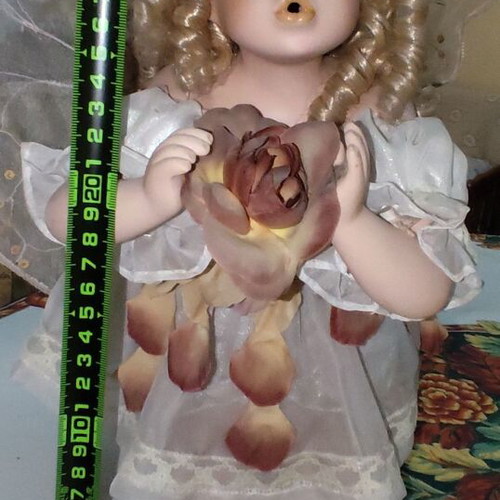 Porcelain dolls set of 3 like new, collectible