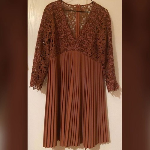 Zara lace and pleated dress size M new - 21,00 - Vendora.cy Zara lace and pleated dress size M new - 21,00 - Vendora.cy
