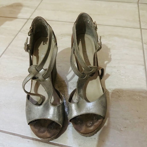 Platform heels beige with ankle strap, metallic finish