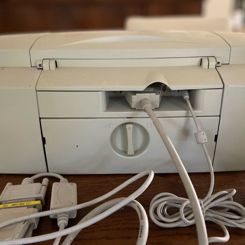 Deskjet 880C color printer used with cables and manual