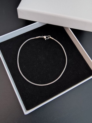 Silver bracelet like new, thin, 22cm, gift box
