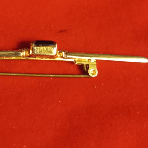 Vintage bar brooch mint condition with Art Deco design