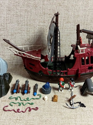 Playmobil 4806 Ghost Pirate Ship 2008 with 4803 and 4804 Giant Crab and Whale new