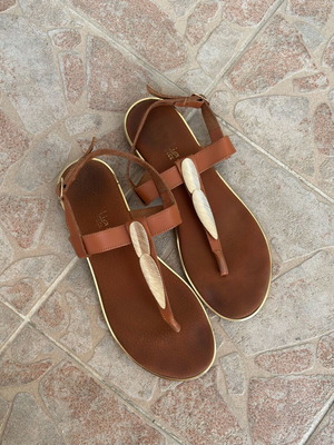 Leather tan sandals size 40 like new