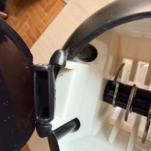 Nescafé manual ice crusher used, one lid ear broken