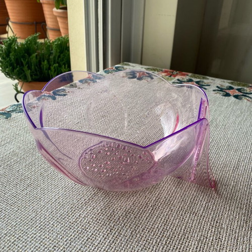 Plastic Daisy Bowl like new that looks like glass