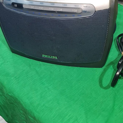 Phillips AE 2160 radio like new with good sound and battery operation
