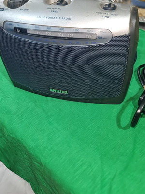 Phillips AE 2160 radio like new with good sound and battery operation