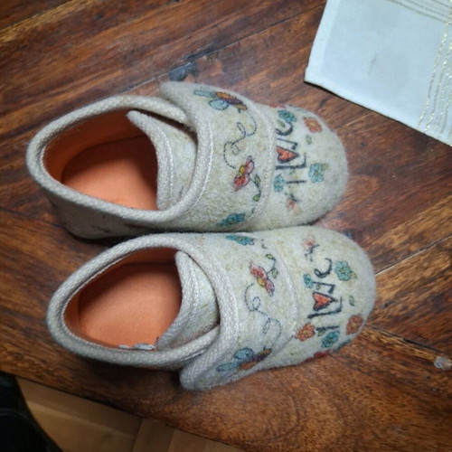 Children's winter house slippers size 26 like new, beige multicolor